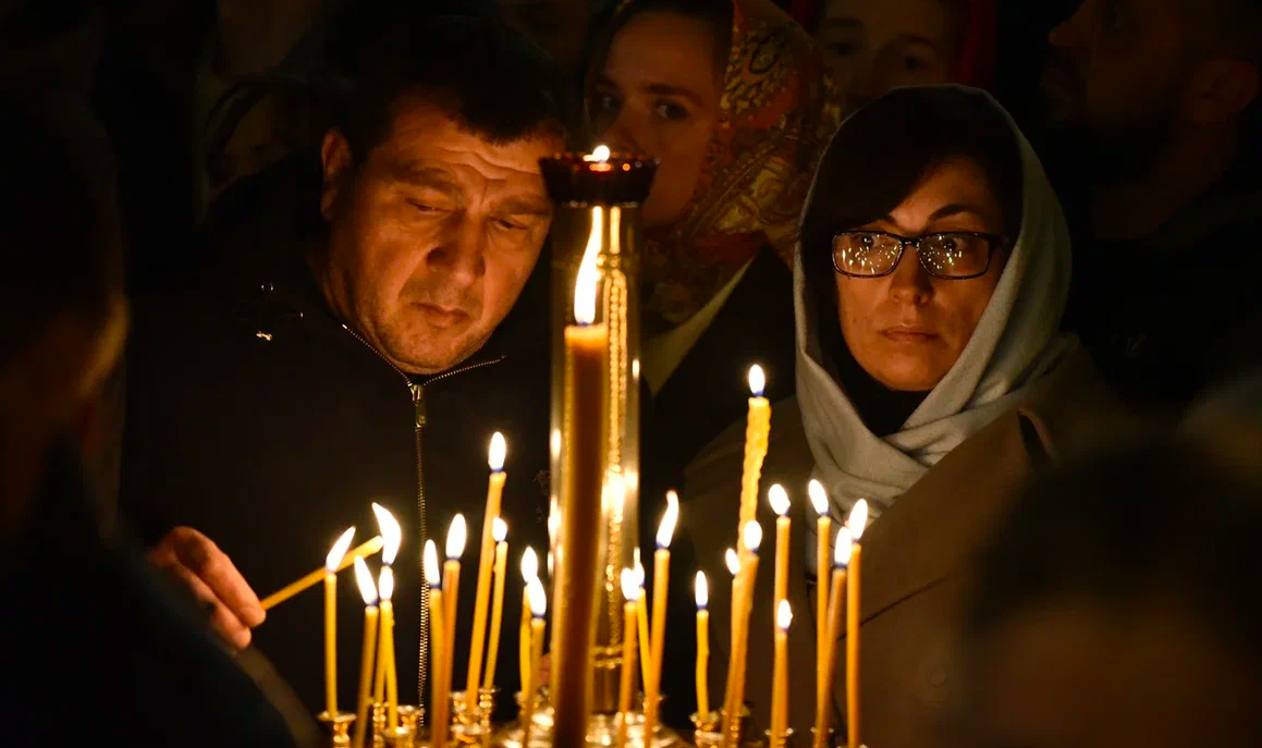 Фото Сотни прихожан пришли на ночную пасхальную службу в Вознесенский собор Новосибирска – 20 кадров 13 - Сиб.ФМ Фото Сотни прихожан пришли на ночную пасхальную службу в Вознесенский собор Новосибирска – 20 кадров 13